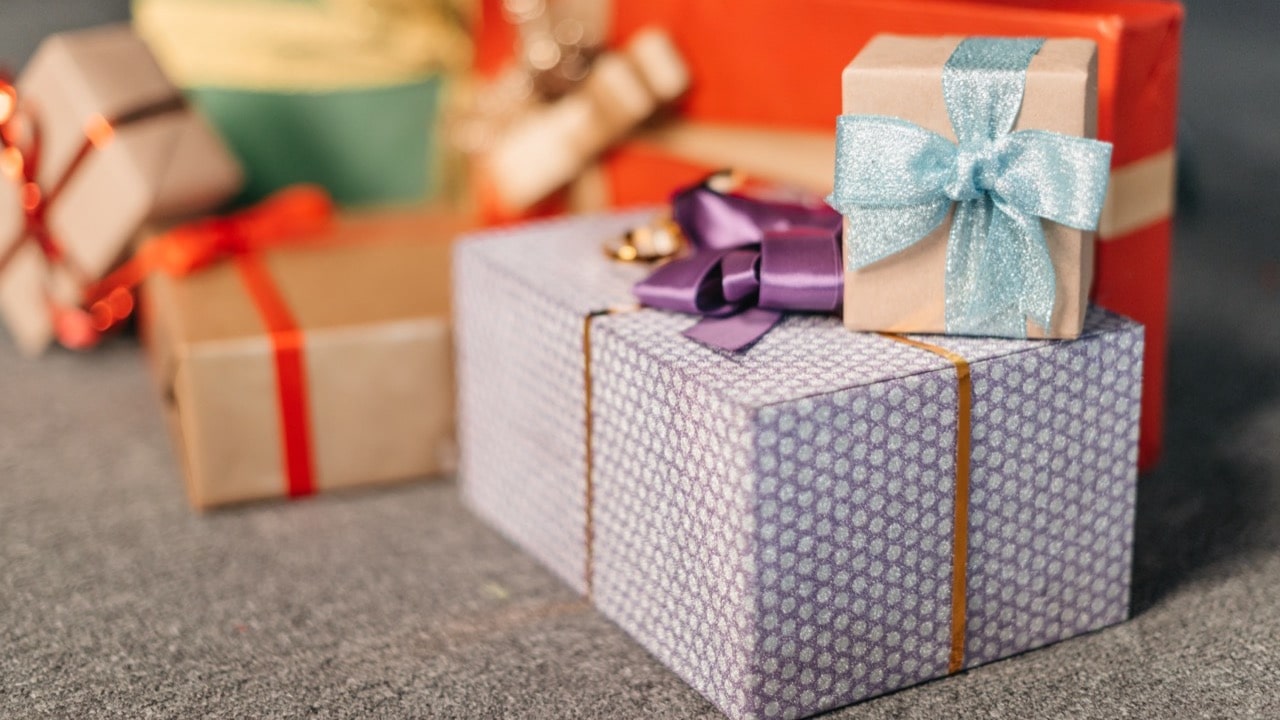 papelería, adhesivos, tarjetas navideñas, adornos, papel de regalo